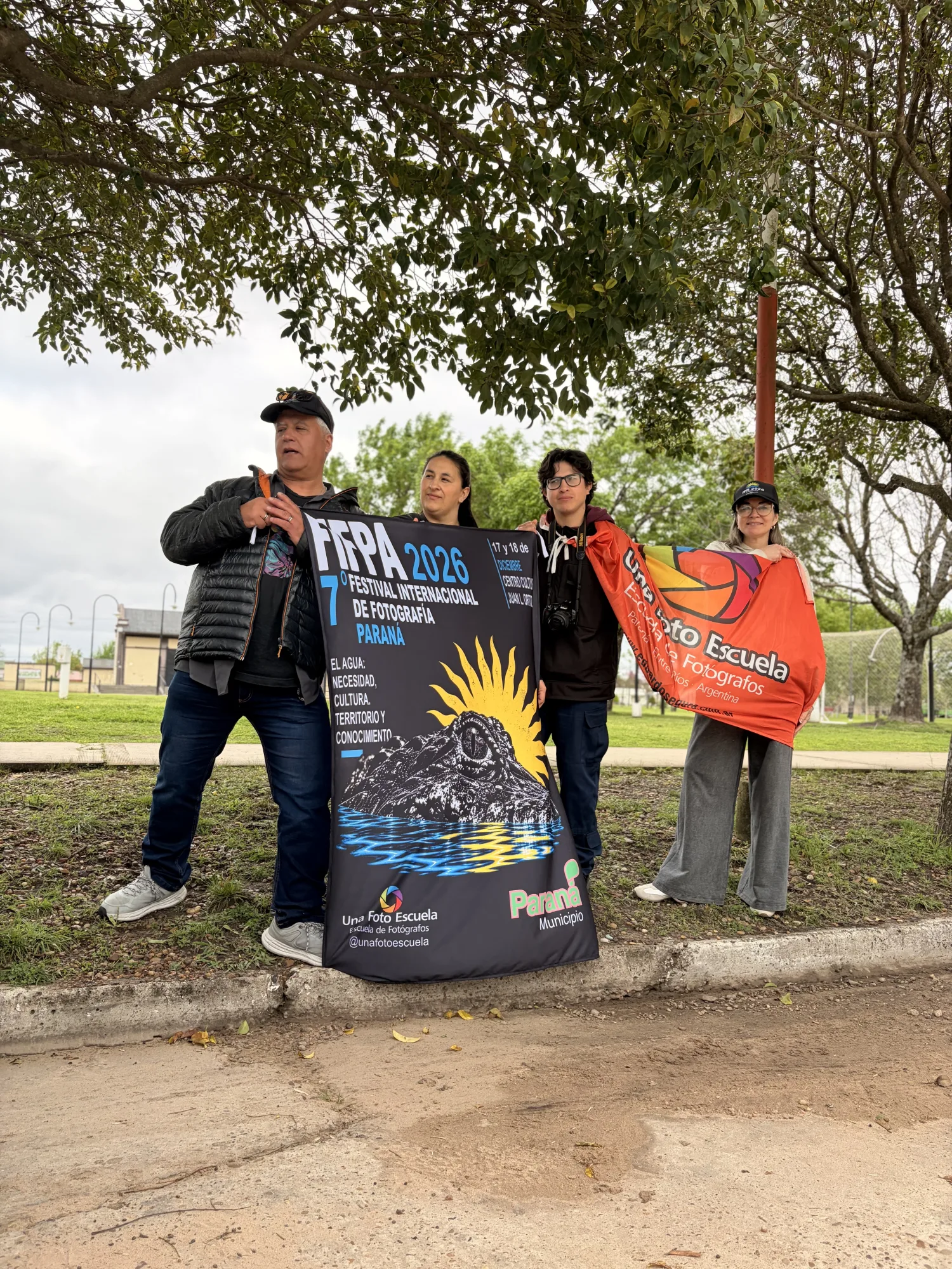 Integrantes del equipo de FIFPA2026 con las banderas del festival y Una Foto Escuela