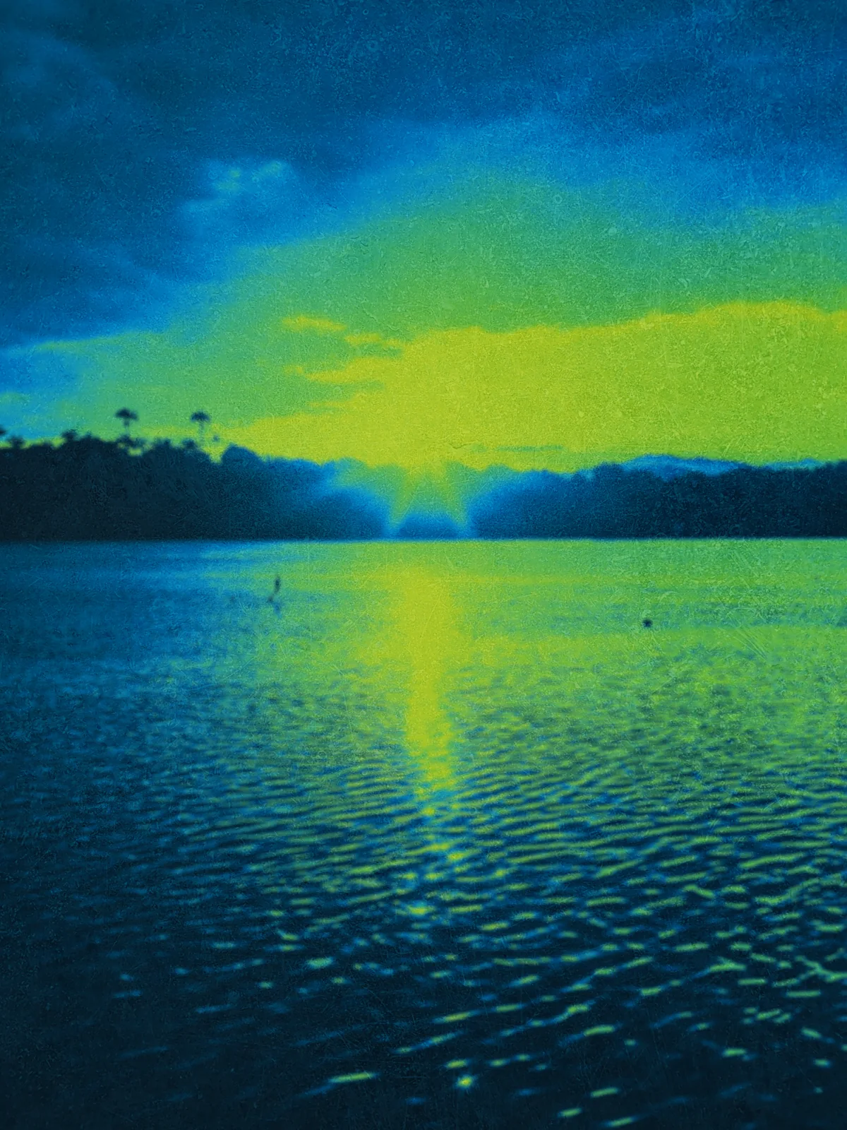Paisaje del río al atardecer en tonos azules y amarillos